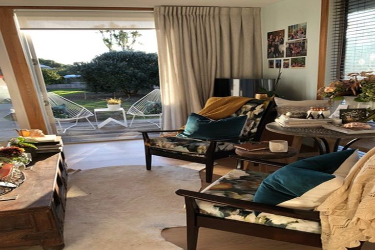 Photo of property in 2a Kiwi Esplanade, Mangere Bridge, Auckland, 2022