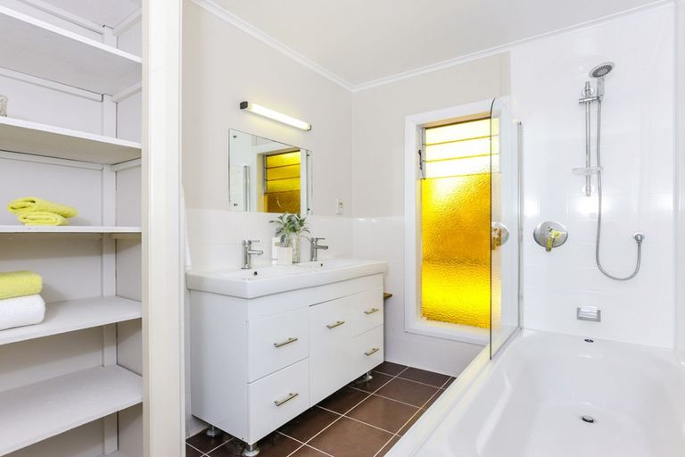 Photo of property in 31 Royal View Road, Te Atatu South, Auckland, 0610