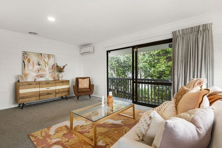 Photo of property in 2/21 Tahu Crescent, Sunnynook, Auckland, 0620