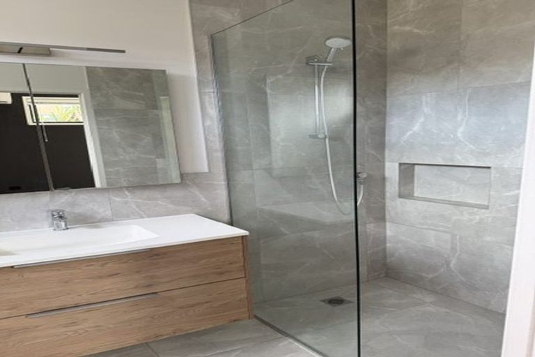 Photo of property in 54a Santiago Crescent, Unsworth Heights, Auckland, 0632