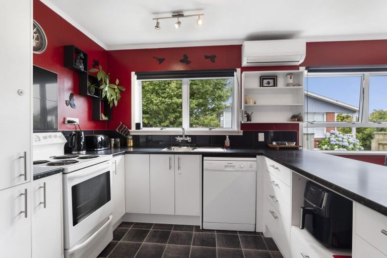 Photo of property in 254 Huatoki Street, Upper Vogeltown, New Plymouth, 4310