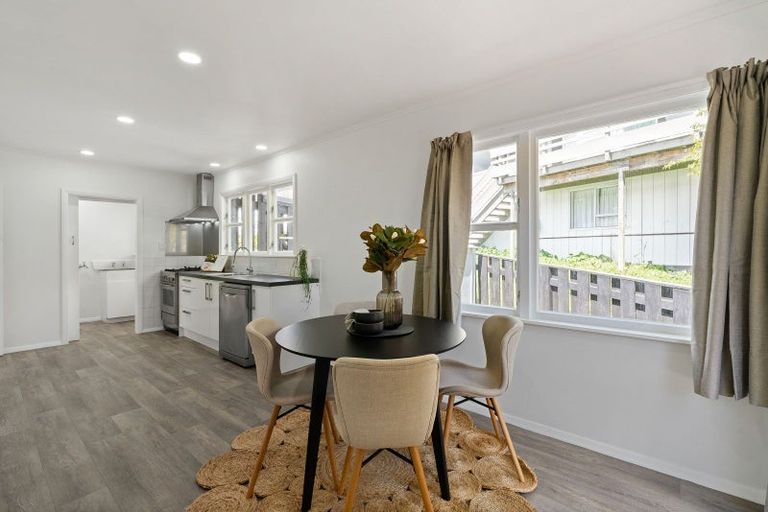 Photo of property in 4 Link Road, Newlands, Wellington, 6037