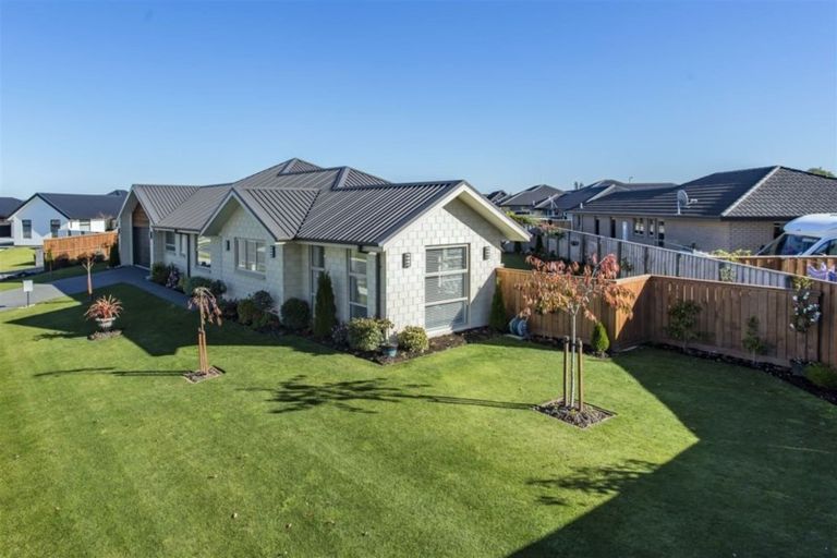 Photo of property in 16 Watkins Drive, Rangiora, 7400