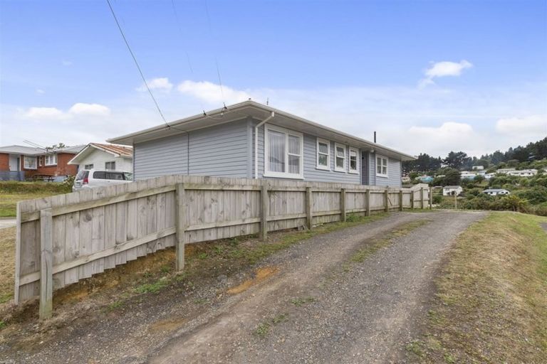 Photo of property in 25 Swansea Street, Cannons Creek, Porirua, 5024