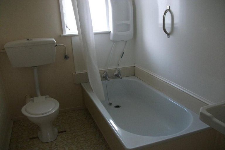 Photo of property in 1/136-138 Waddington Drive, Naenae, Lower Hutt, 5011