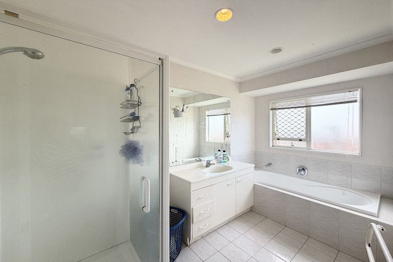 Photo of property in 180a Botany Road, Botany Downs, Auckland, 2010