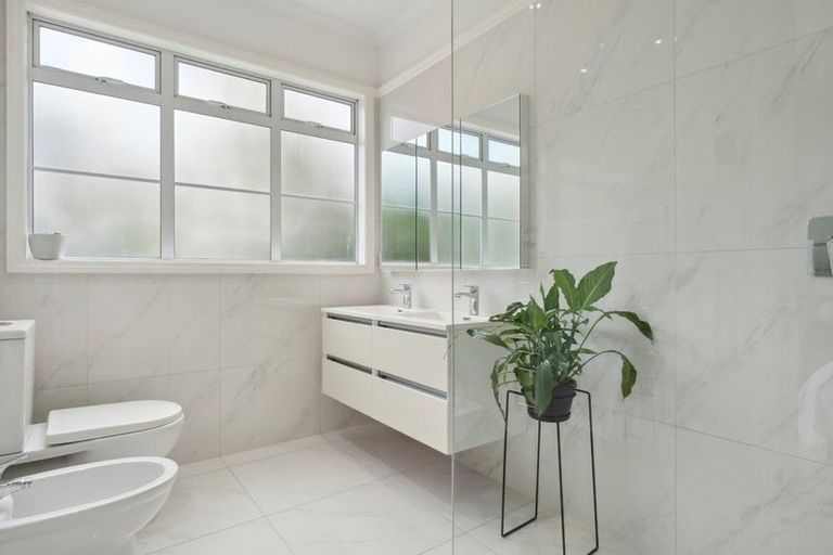 Photo of property in 27 Almond Grove, Greenhithe, Auckland, 0632