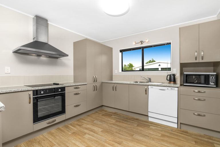 Photo of property in 14 Hadley Wood Drive, Wattle Downs, Auckland, 2103