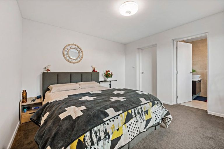 Photo of property in 52 Corricvale Way, Northcross, Auckland, 0630