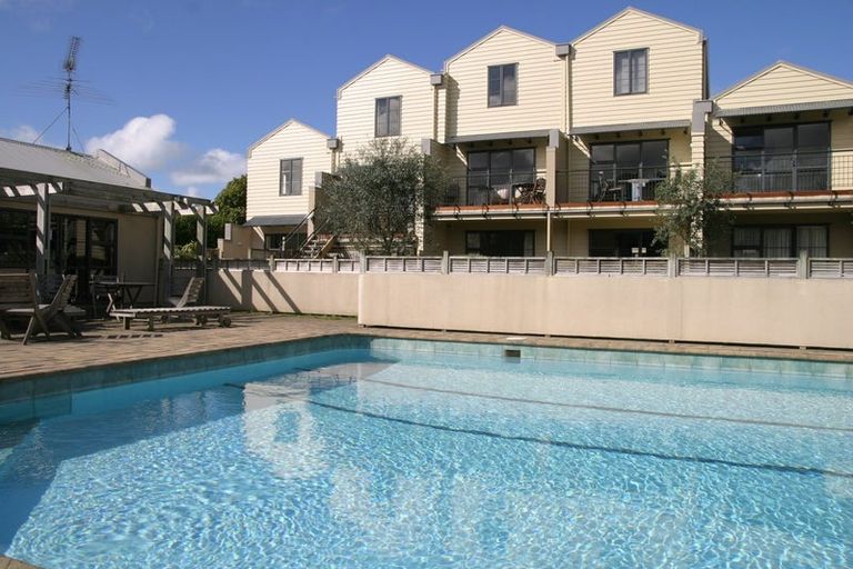 Photo of property in 2/5 Carolina Place, Albany, Auckland, 0632