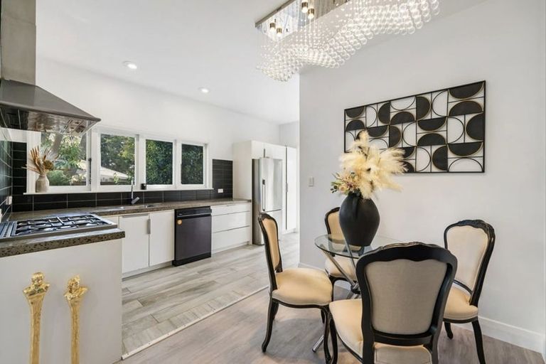 Photo of property in 98 Millbrook Road, Sunnyvale, Auckland, 0612