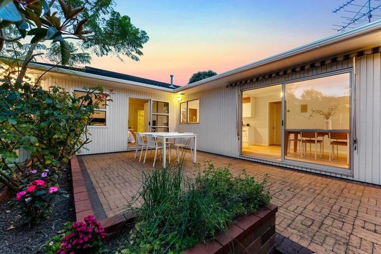 Photo of property in 15 Frieston Road, Milford, Auckland, 0620