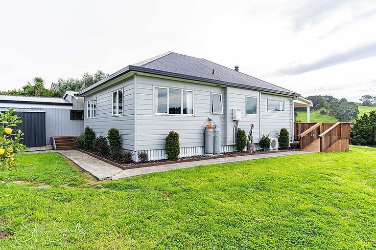 Photo of property in 17 Hook Road, Paparoa, 0571