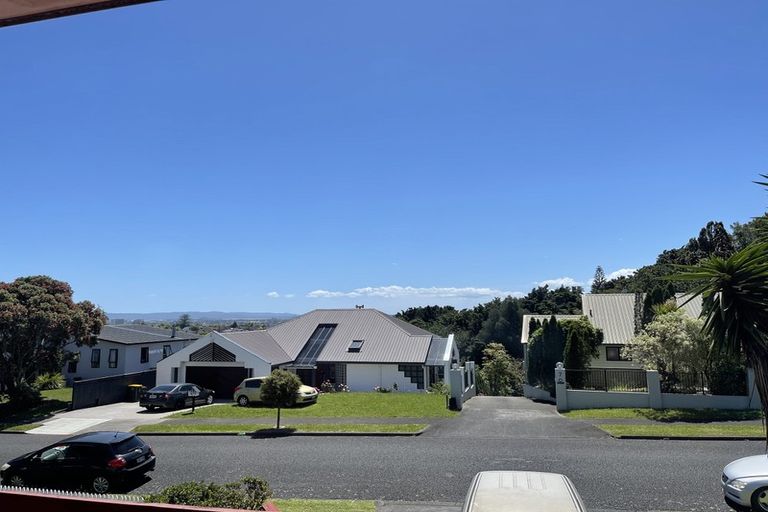 Photo of property in 10 Ewhurst Place, Goodwood Heights, Auckland, 2105