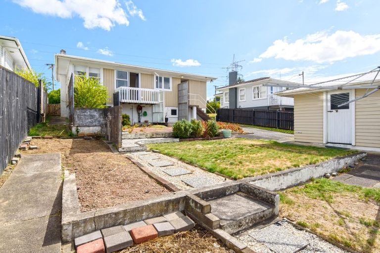 Photo of property in 18 Huruhuru Road, Massey, Auckland, 0614