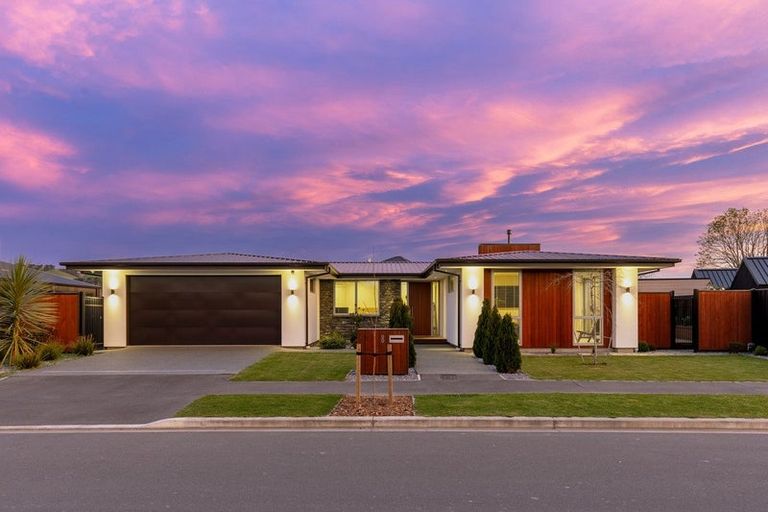 Photo of property in 8 Irvines Track, Halswell, Christchurch, 8025