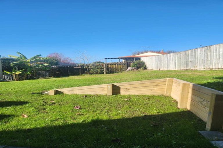 Photo of property in 4 Wanita Place, Totara Vale, Auckland, 0629
