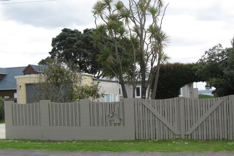 Photo of property in 76 Tindalls Bay Road, Tindalls Beach, Whangaparaoa, 0930
