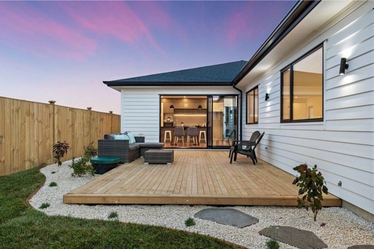 Photo of property in 4 Vinistra Road, Kumeu, 0810