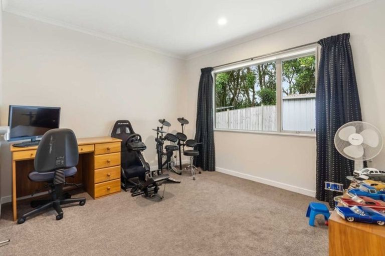 Photo of property in 11 Kilmacrennan Drive, Rosehill, Papakura, 2113