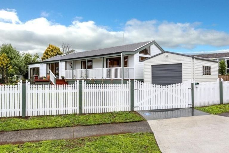 Photo of property in 15 Hickford Place, Okato, 4335