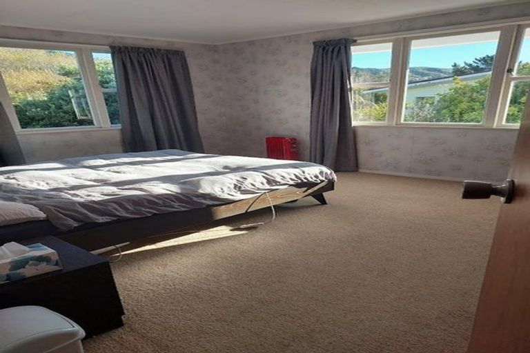 Photo of property in 11 Zande Terrace, Tawa, Wellington, 5028