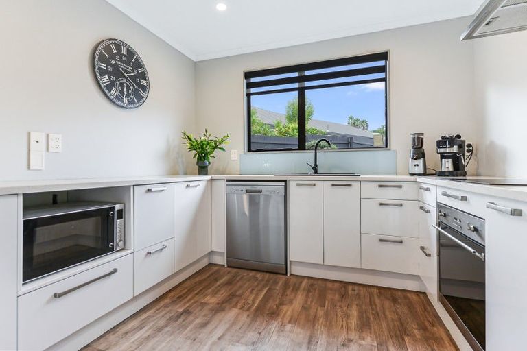 Photo of property in 16 Palm Grove Drive, Western Heights, Hamilton, 3200