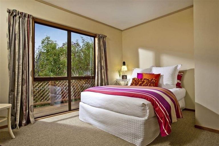 Photo of property in 6 Shiloh Way, Greenhithe, Auckland, 0632