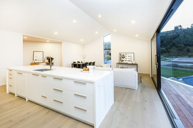 Photo of property in 8 Flowers Lane, Cracroft, Christchurch, 8022