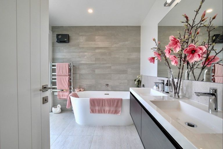 Photo of property in 18 Glenfiddich Road, Jacks Point, Queenstown, 9371