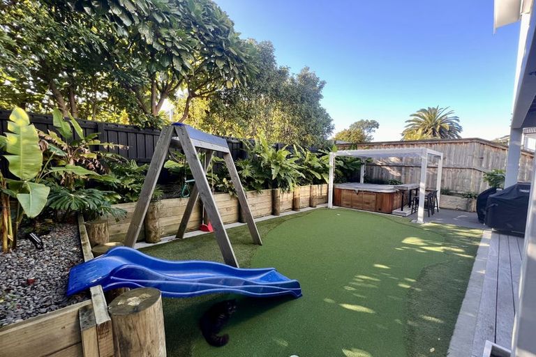 Photo of property in 17 Pitau Road, Mount Maunganui, 3116