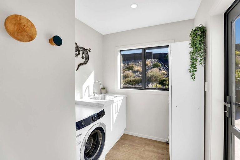 Photo of property in 71 Stratford Drive, Mount Pisa, Cromwell, 9383