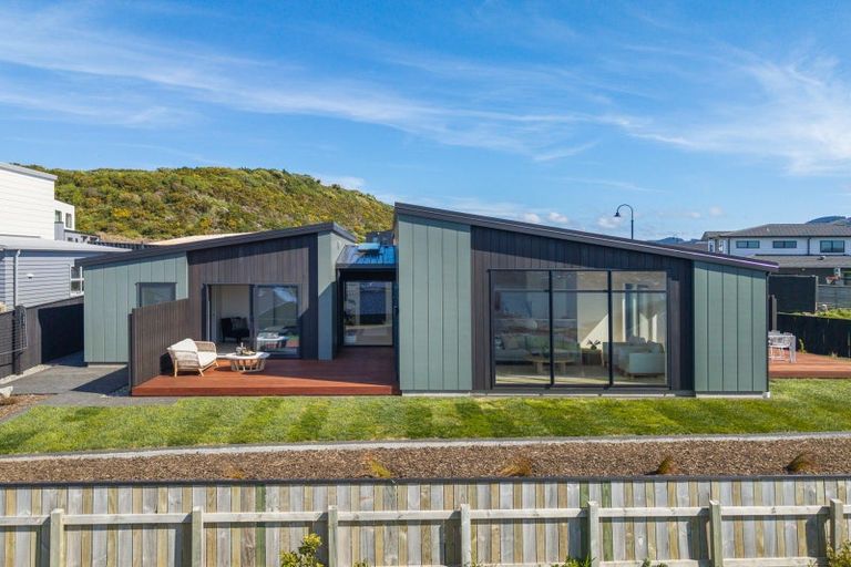 Photo of property in 6 Okupe Grove, Aotea, Porirua, 5024