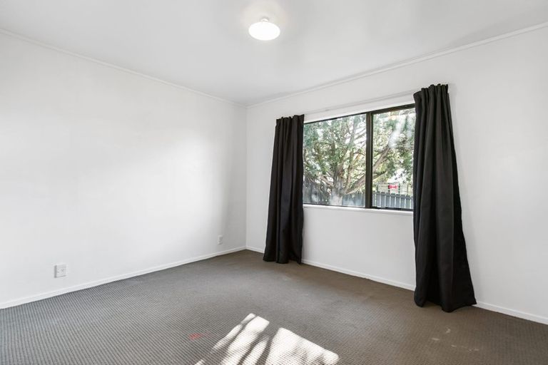 Photo of property in 2/35 Secretariat Place, Randwick Park, Auckland, 2105