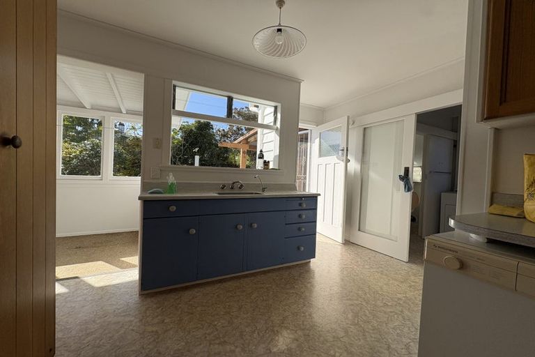 Photo of property in 938 East Coast Road, Northcross, Auckland, 0630