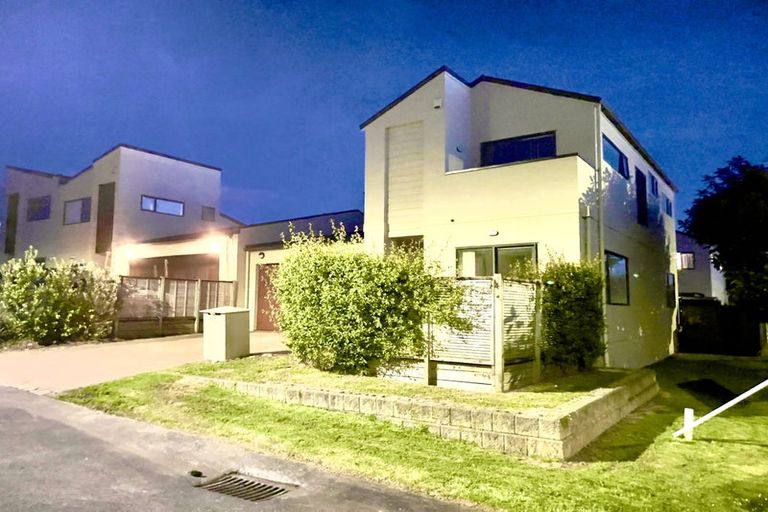 Photo of property in 32 Spalding Rise, Golflands, Auckland, 2013