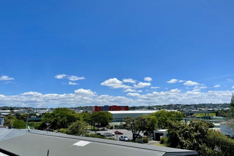 Photo of property in 42b Bond Crescent, Forrest Hill, Auckland, 0620