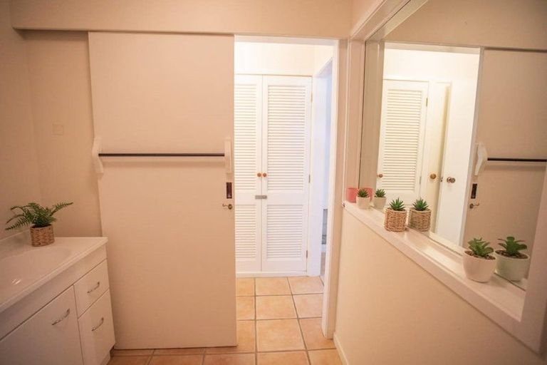 Photo of property in 2 Puketiro Place, Paihia, 0200