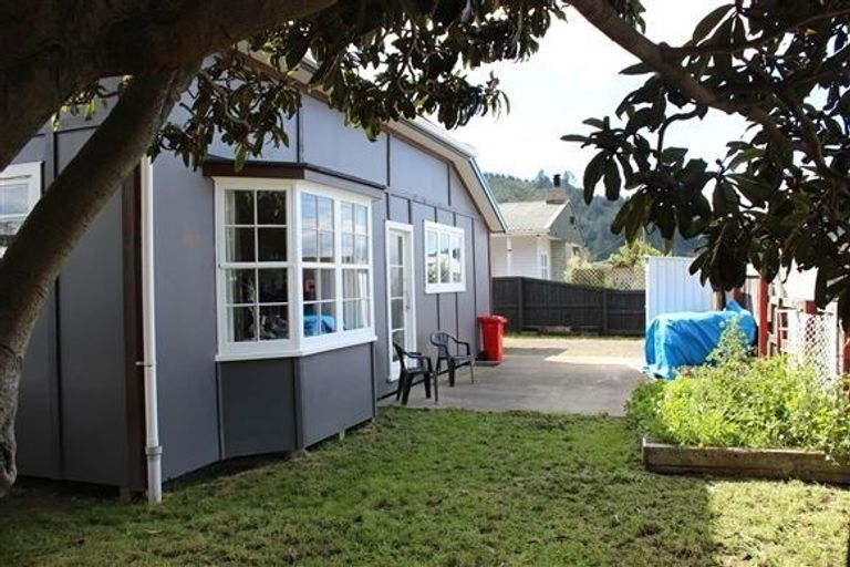 Photo of property in 73 Broadway, Picton, 7220