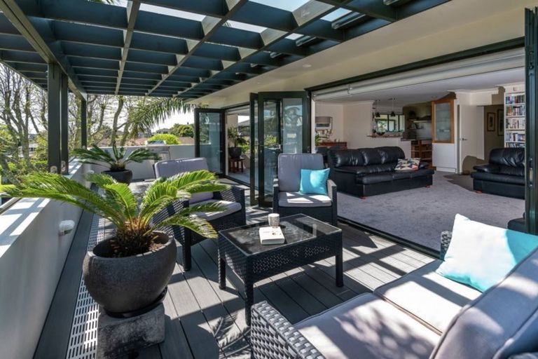 Photo of property in 2 Copperfield Terrace, Mellons Bay, Auckland, 2014