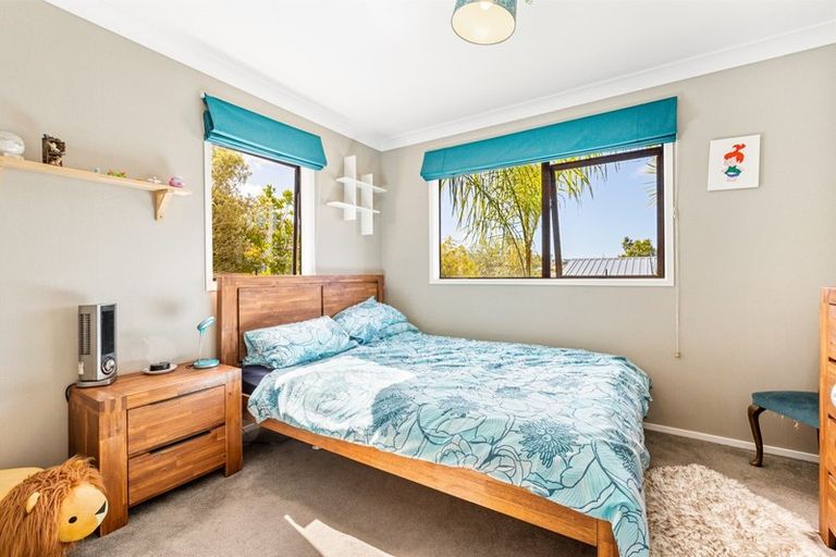 Photo of property in 5 Lorena Place, West Harbour, Auckland, 0618