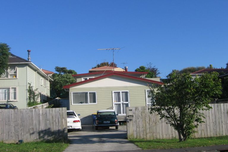 Photo of property in 2/64 Hogans Road, Glenfield, Auckland, 0629