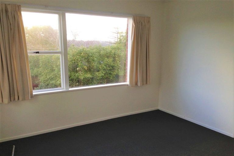 Photo of property in 8 Easton Park Parade, Glenfield, Auckland, 0629
