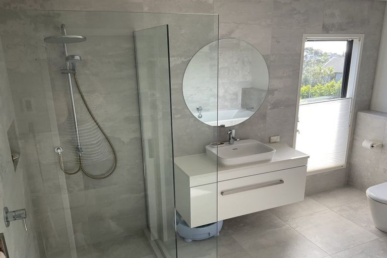 Photo of property in 15b Eastcliffe Road, Castor Bay, Auckland, 0620