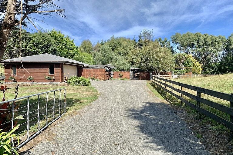 Photo of property in 224 Pukenamu Road, Te Horo, Otaki, 5581