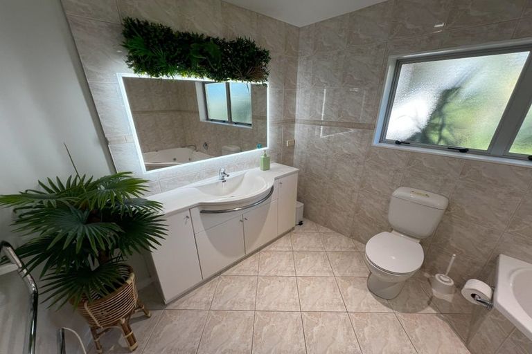 Photo of property in 13 Ellangowan Road, Waiake, Auckland, 0630