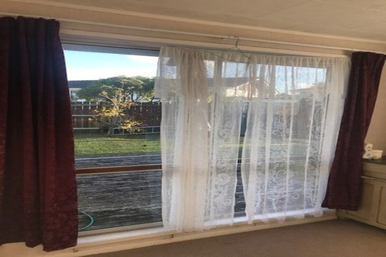 Photo of property in 18 Foyle Place, Glendene, Auckland, 0602