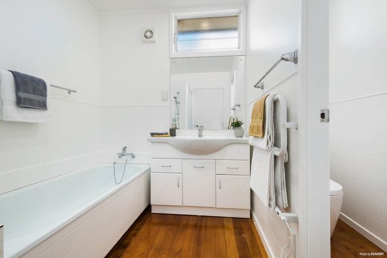 Photo of property in 2/110 Sylvan Avenue, Northcote, Auckland, 0627