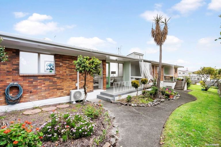 Photo of property in 4/236 Te Atatu Road, Te Atatu South, Auckland, 0610