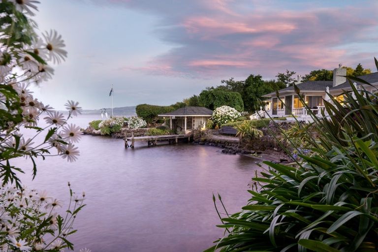 Photo of property in 15 Manahi Avenue, Kawaha Point, Rotorua, 3010